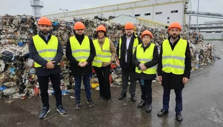 Общинските съветници на ГЕРБ, начело с Антон Хекимян , инспектират завода за боклука в село Яна.