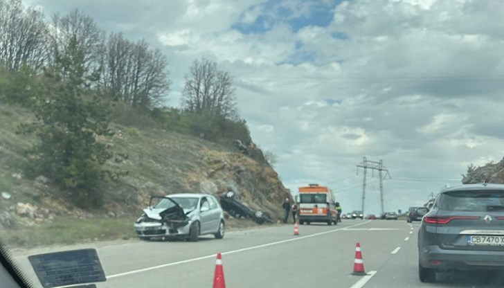 От удара вратата на обърналия се автомобил се е откъснала и се е забила в предния капак на другата кола