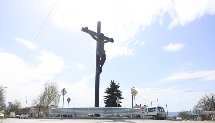 Внушителната религиозна инсталация е поставена на място с много катастрофи, съобщават от местния храм