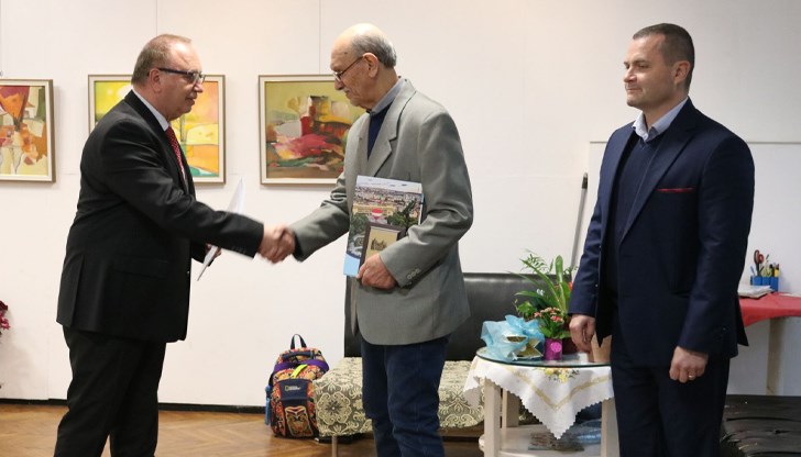 60 платна с неповторим почерк представя доайенът на русенската живопис в малката изложбена зала на „Борисова" 6