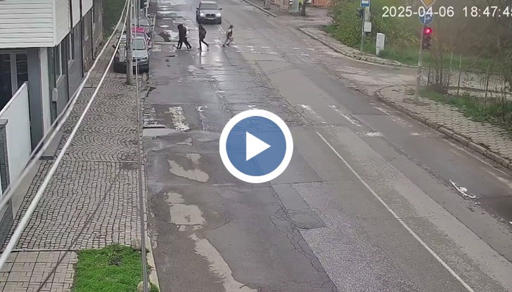 Шофьор премина на червен светофар и за малко не помете четири деца, докато пресичаха на зелено