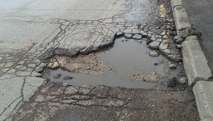 Пътната безопасност затънала в планини от документи