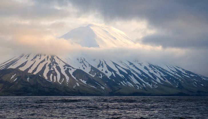 Вулканът Маунт Спър може да изригне в рамките на седмици и да блокира ключови летища за товарни и пътнически полети