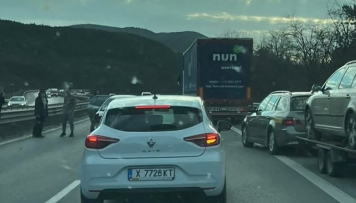 Сблъсък между камион и лек автомобил затруднява пътуващите към столицатаТежък