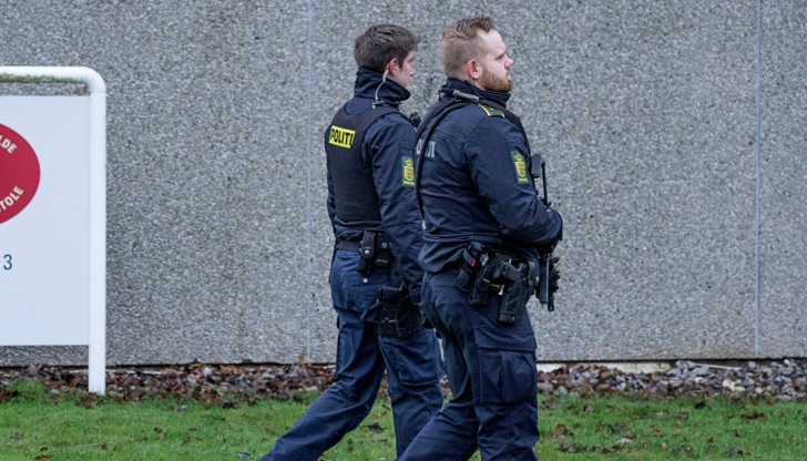 Възрастен мъж загубил контрол над колата си пред пекарна в