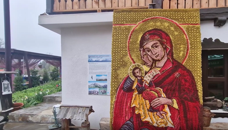 Галин Томов създаде уникална икона на Богородица с над 100