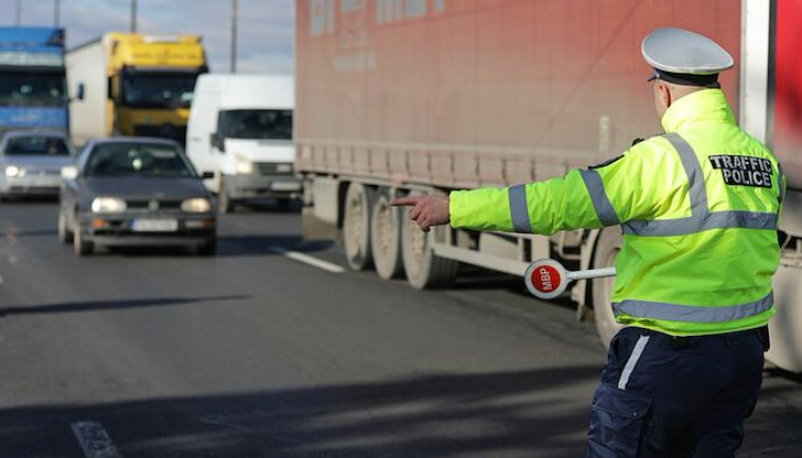 Тежкотоварните автомобили вече могат да преминават през участъка, където се