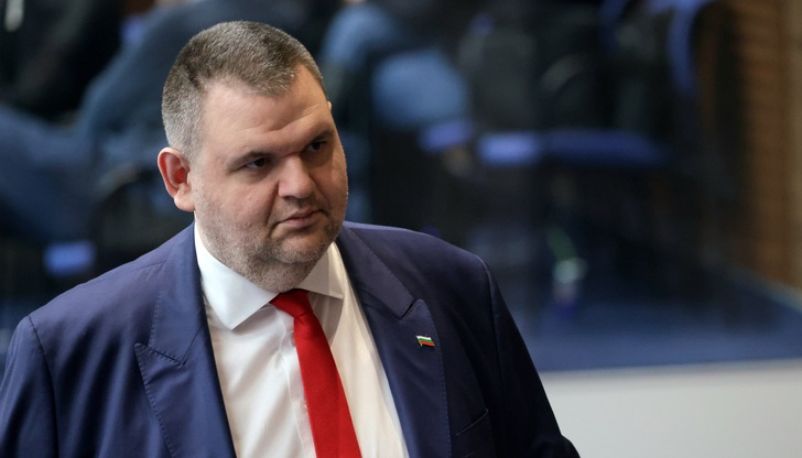Пеевски дърпа конците в сянка, докато Борисов е само лице