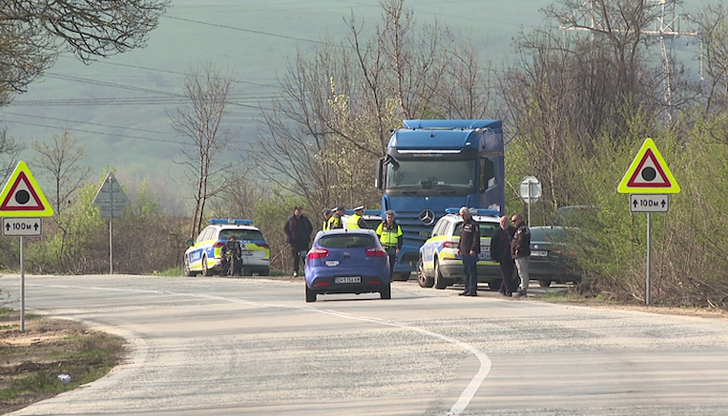 Движението е пренасочено по обходен маршрут през околните селаДвижението по