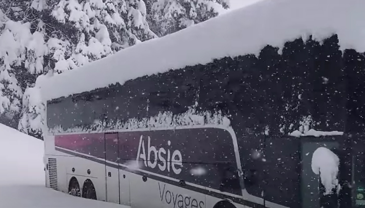 Над метър сняг падна само за няколко часаДвама души все