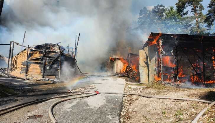 Над 70 души се борят с огнената стихия в СибирПожар