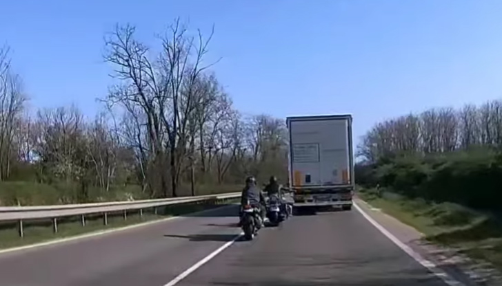 Пътят, взел десетки животи, продължава да е арена за опасни