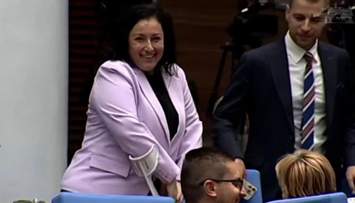 Депутатката от ГЕРБ получи аплодисменти в пленарната залаСлед операция и