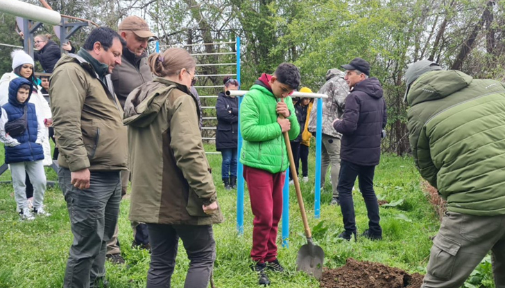 Горски експерти обучават бъдещите пазители на природатаУчениците от Основно училище