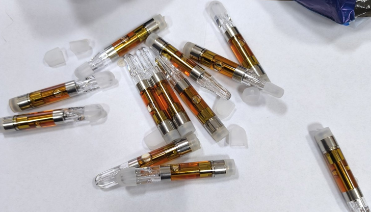 Криминалисти откриха 12 стъклени пълнителя тип вейп, съдържащи канабиноиди при