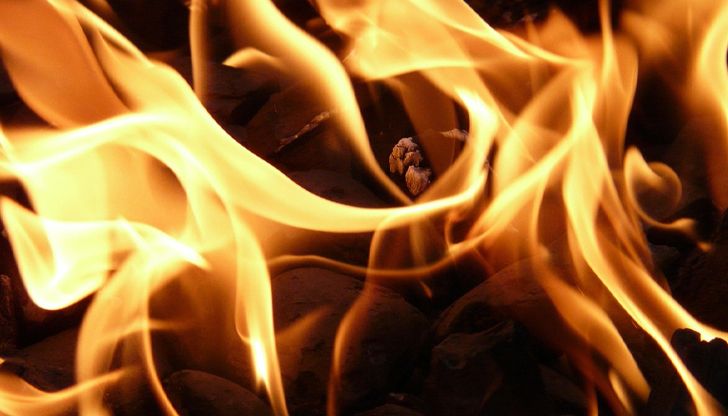 Къща и стопански постройки лумнаха в пламъци заради силен вятърГолям