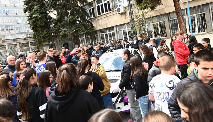 Инициативата обхваща ученици от 10 до 12 клас в цялата