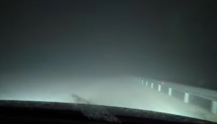 Пътуващи предупреждават за практически нулева видимост и опасни условия за