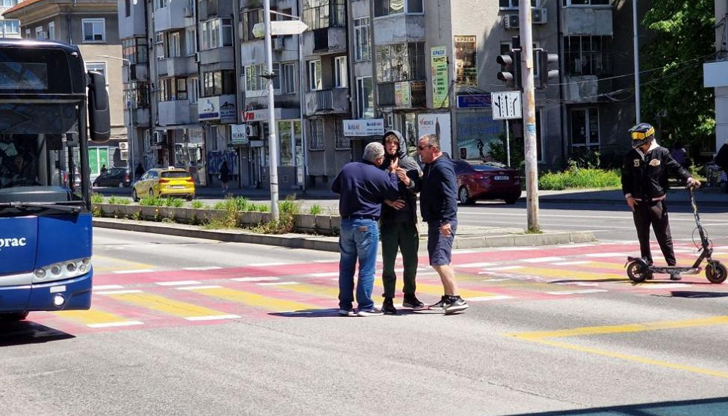 Нарушителите преминаха на червен светофар и създадоха риск от катастрофа