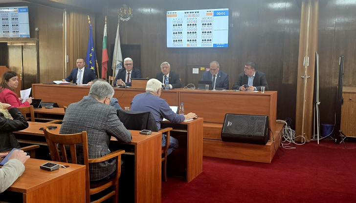 На дневен ред в днешното заседание бяха 33 точки, включително