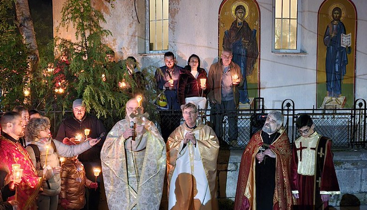 Отец Стефан, отец Валтер Горра и отец Дирайр Хадавян поведоха