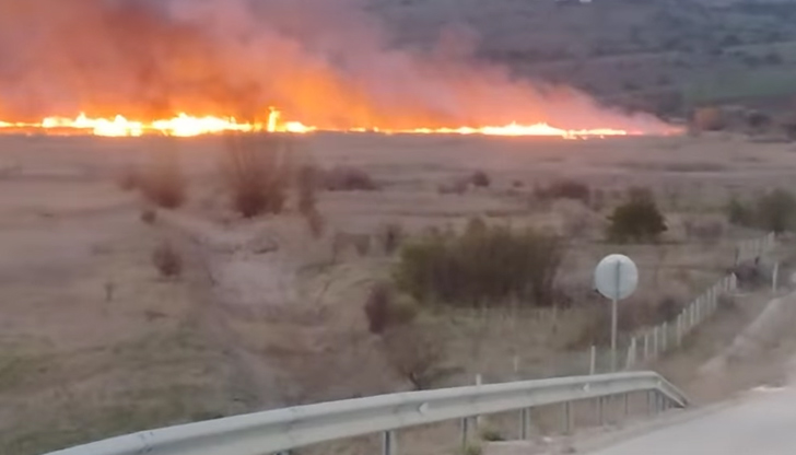 Екип на пожарната не може да достигне пламъцитеПожар избухна в