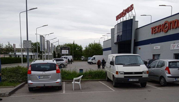 Гражданин постави пластмасов стол на паркинга на LidlНеобичайна гледка привлече