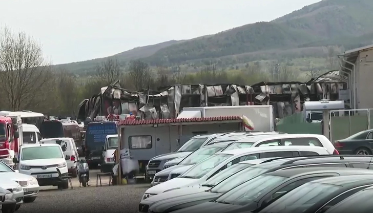 Трима души пострадаха при инцидентаМащабен пожар е унищожил два автосервиза