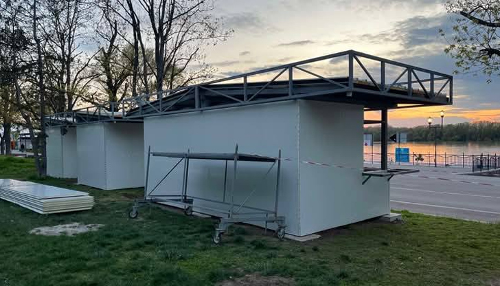 Гражданите негодуват срещу новите павилиони на кея в РусеНови бели