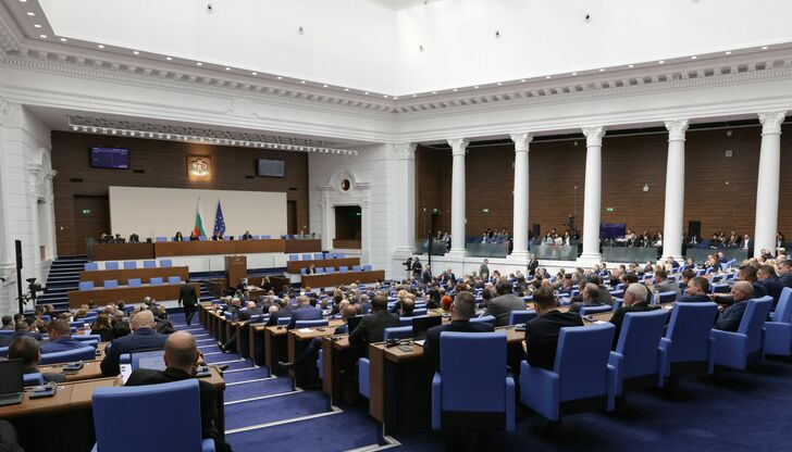 Депутатите ще гласуват в 14:30 часа след 4-часови дебати, предстоят