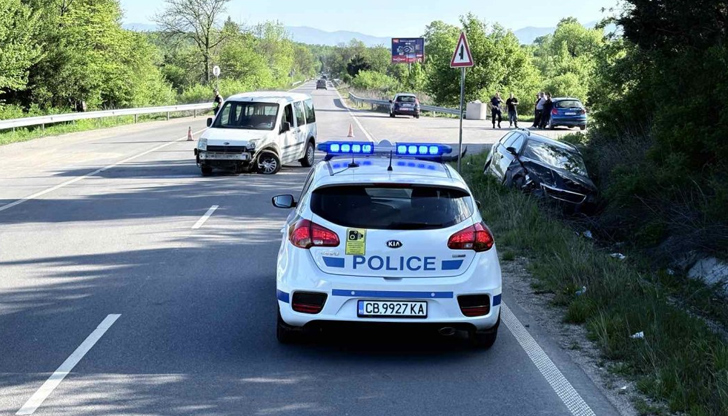 Едната кола излетя в канавката, инцидентът е заснет от видеорегистраторТежка