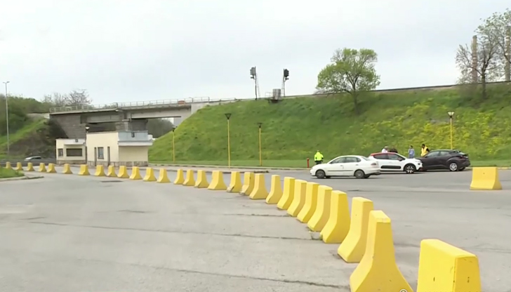 Въведен е пропускателен режим, тъй като движението се осъществява в