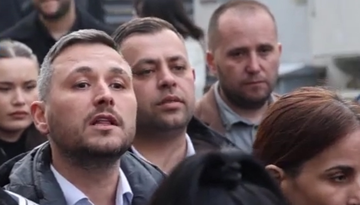 Активисти от Младежкото ДПС твърдят, че са били изведени от