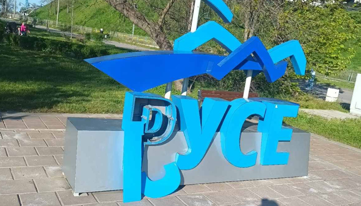 Камери са заснели вандалската проява, докато родителите им наблюдавали бездейноПоредният