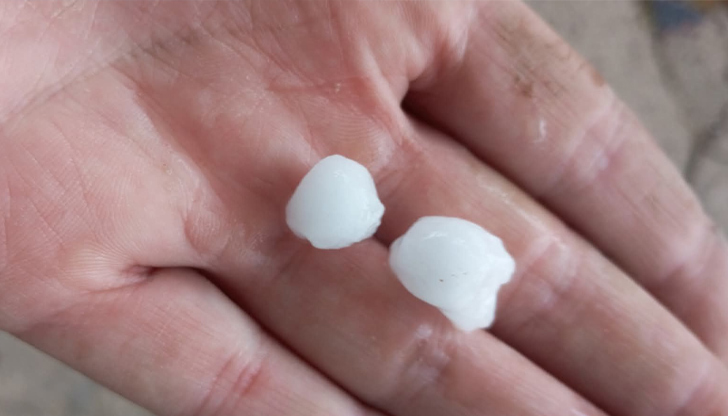 Метеоролозите предупреждават за интензивни гръмотевични бури и възможни градушки утре