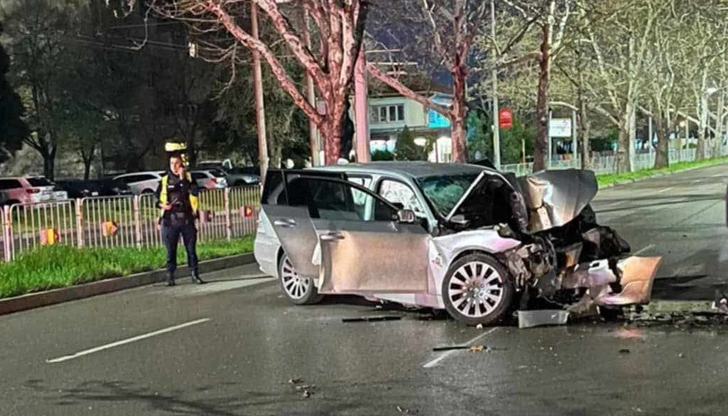 Двама младежи са в критично състояние след удар в стълбЧетирима