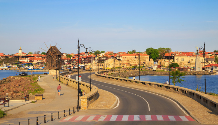 В Стария град на Несебър пица парче пица се продава