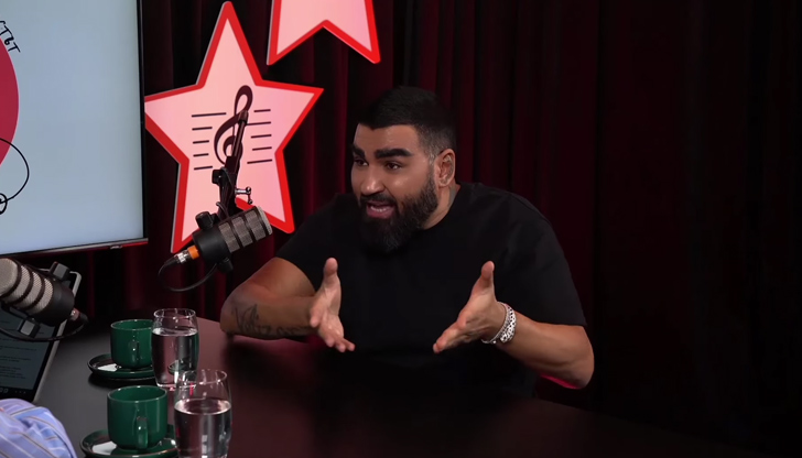 Как да обичаш човек, който виждаш как с ръцете си