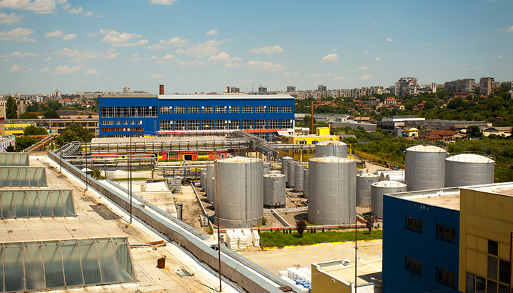 Компанията обжалва наложените глоби и наема независима фирма за проучване