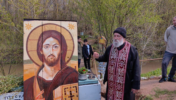 Осветиха икона на Исус Христос в древна скална обителМножество вярващи