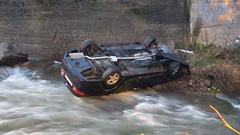 Неопитен шофьор загуби контрол над автомобила след завойДраматичен инцидент се