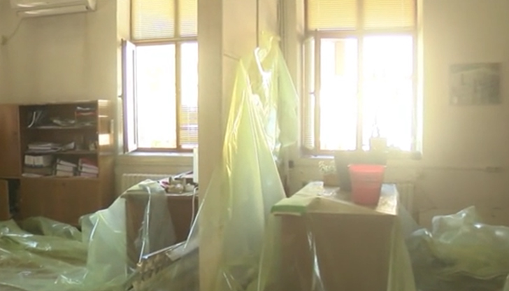 Директорът на училището: Ужасно бавно всичко се движи, има риск