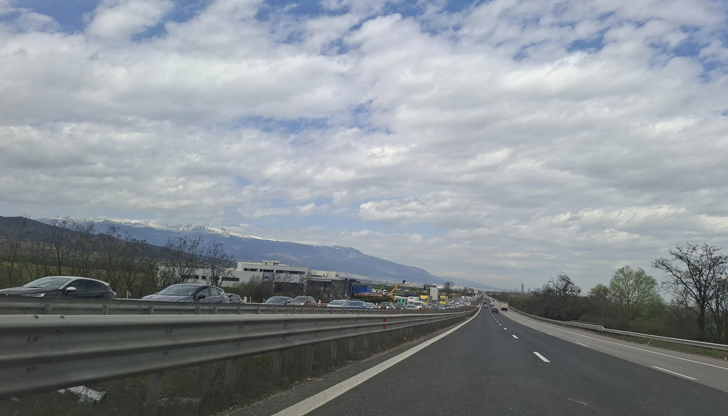 Колоната от автомобили се простира от двореца Врана до Нови