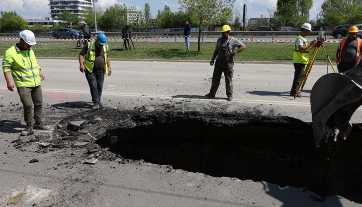 Поредна дупка в София става повод журналистът да припомни сатиричния
