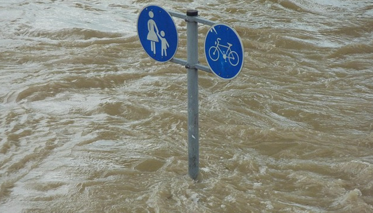 Десет души са жертвите на бурите в страната от началото