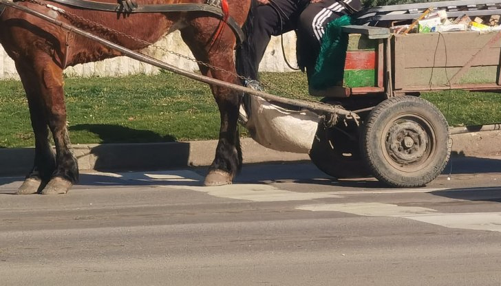 Двама души са леко пострадали при инцидентаДва екипа – полицейски