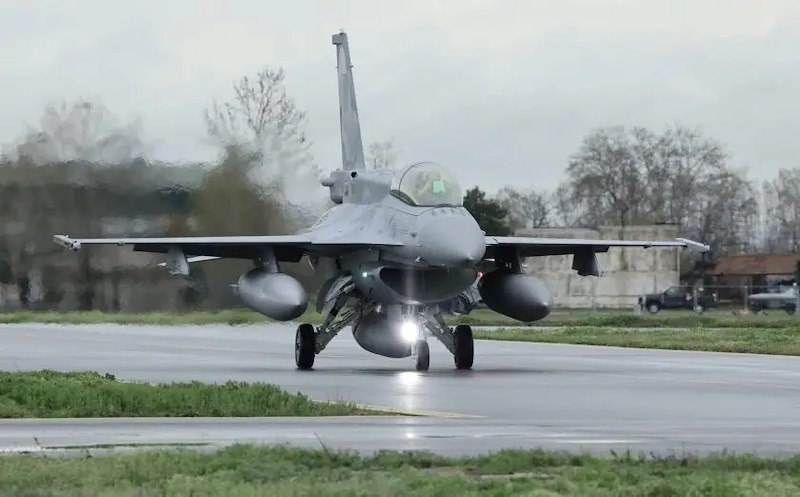 България посрещна първия F-16 Block 70 в авиобаза Граф ИгнатиевоДнес,