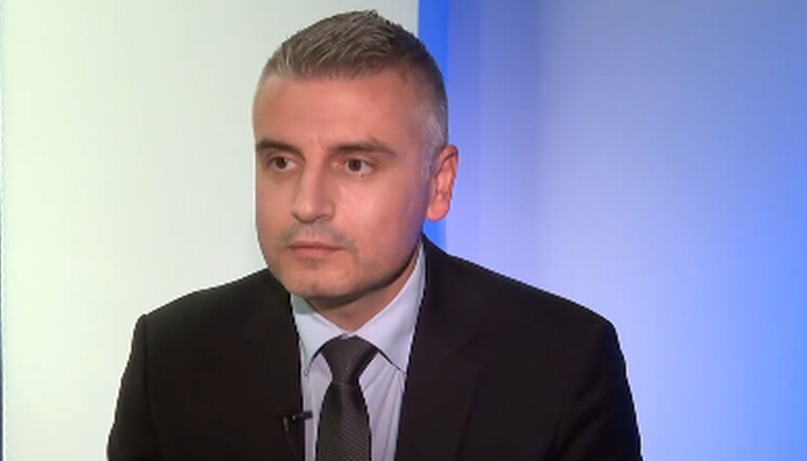 Според депутата от ПП-ДБ мнозинството в парламента се крепи на