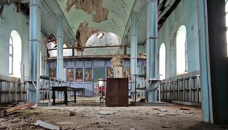 Местните жители спасили поне иконите от 102-годишната църква Св. Св.
