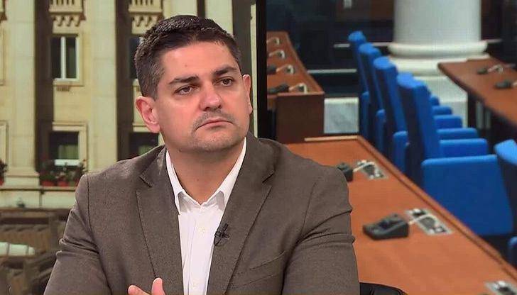 Даниел Митов прикрива контрабанда на висши кадри в МВРЛидерът на